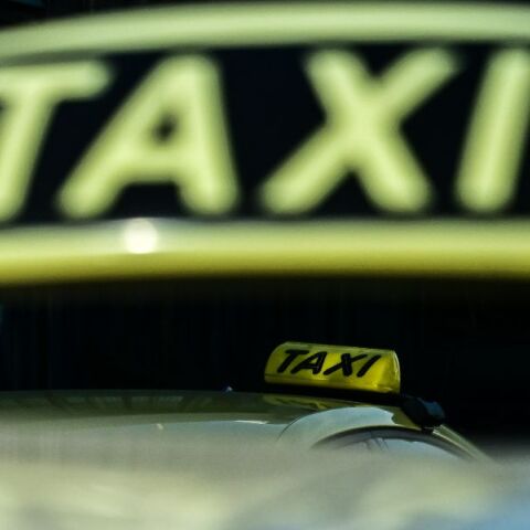 Στο μικροσκόπιο της Τροχαίας οι πιάτσες ταξί: Πλαστές άδειες, επιλεκτικές κούρσες, ταξίμετρα εκτός λειτουργίας