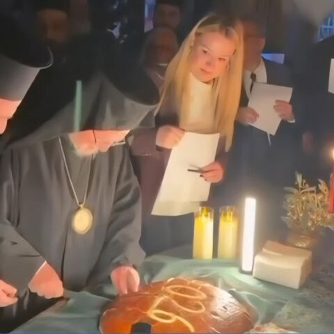 Ο Οικουμενικός Πατριάρχης Βαρθολομαίος προσπαθεί να κόψει τη βασιλόπιτα των ομογενών