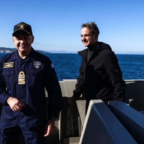 Ο Κυριάκος Μητσοτάκης και ο Κώστας Τασούλας στη φρεγάτα «Κίμων»