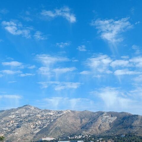 Meteo: Τι είναι τα σύννεφα virga που εμφανίστηκαν σήμερα στον ουρανό της Αττικής 