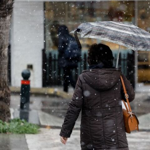 Καιρός: Αρχίζει η ψυχρή εισβολή με βροχές, χιόνια στα ορεινά και πτώση της θερμοκρασίας