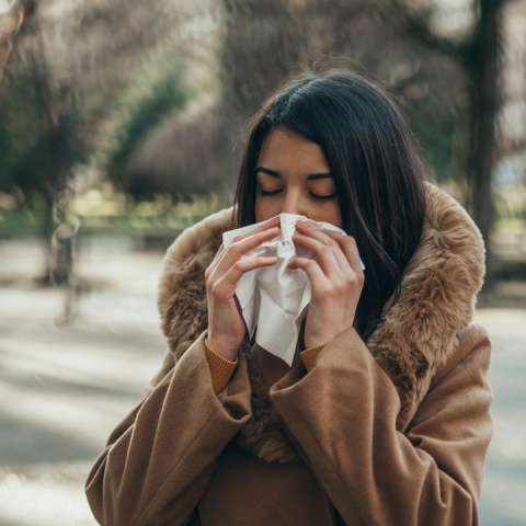 Άτομο που σκουπίζει τη μύτη του με χαρτομάντηλο