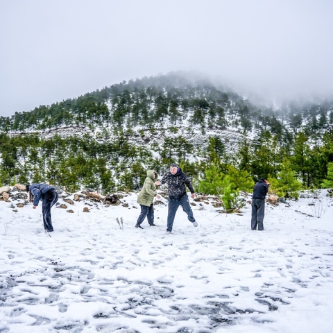 Χιόνια και άτομα που έχουν βγει για παιχνίδι