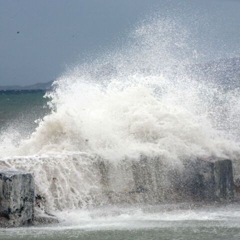 Κύματα σκάνε πάνω σε λιμενοβραχίονα