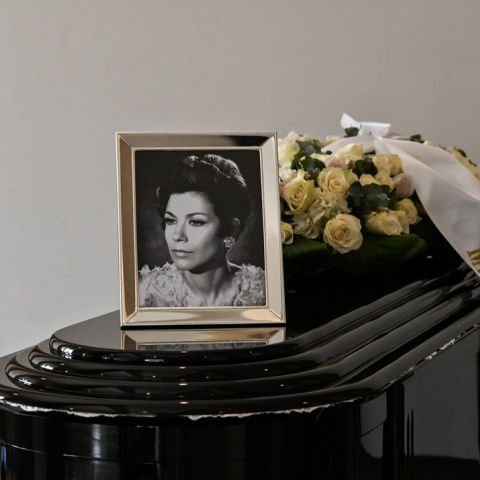 Κηδεία Μέλπως Ζαρόκωστα: Θλίψη στο τελευταίο αντίο στην ηθοποιό