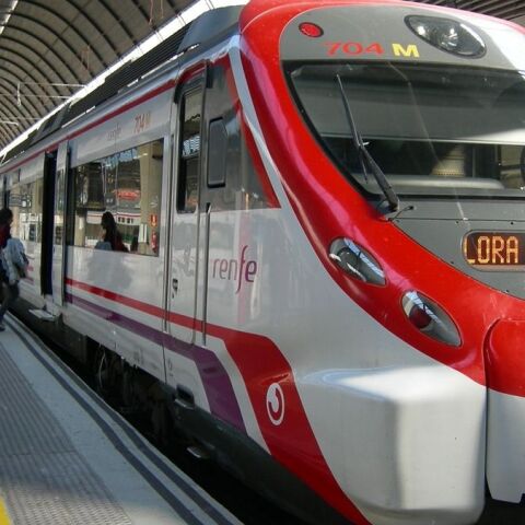 un-tren-se-sale-de-la-via-entre-tordera-y-macanet-por-rocas-en-los-railes-en-gerona-16-9-aspect-rati_da39