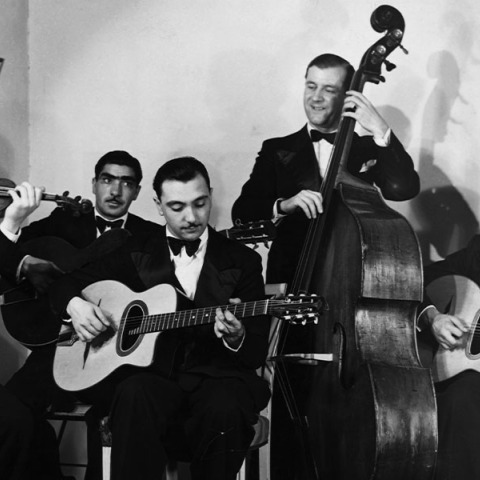  Τζάνγκο Ράινχαρντ και Στεφάν Γκραπελί του Quintette du Hot Club de France (περ. 1934) 