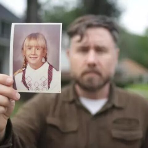 Μεγάλωσε σαν κορίτσι, όμως,για χρόνια του έκρυβαν την αλήθεια