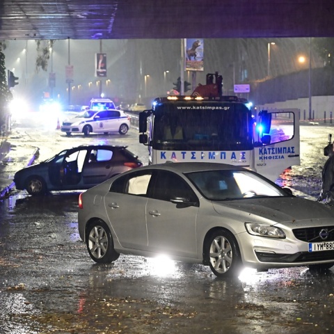 Αυτοκίνητα σε πλημμυρισμένο δρόμο στην Αττική