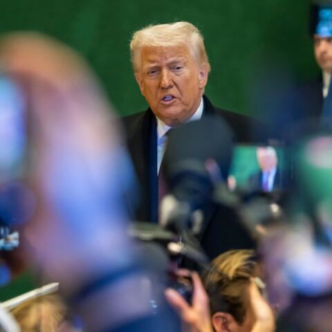 Ο Ντόναλντ Τραμπ απειλεί με αντίποινα ευρωπαϊκές χώρες που πωλούν αμερικανικά ομόλογα - Μειώνουν την έκθεσή τους λόγω ανησυχιών για την οικονομία των ΗΠΑ.