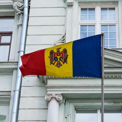 H σημαία της Μολδαβίας έξω από κυβερνητικό κτίριο