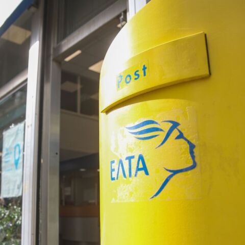 Υπάλληλος των ΕΛΤΑ στα Βριλήσσια τραυματίστηκε όταν άνδρας την παρέσυρε με το αυτοκίνητο μετά από διαπληκτισμό - Συνελήφθη και κρατείται.