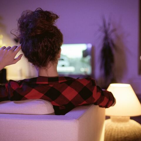 Νέα μελέτη συνδέει την ακατάσχετη τηλεθέαση με τη μοναξιά και την ανάγκη διαφυγής από αρνητικά συναισθήματα, προειδοποιώντας για τον κίνδυνο εθισμού.