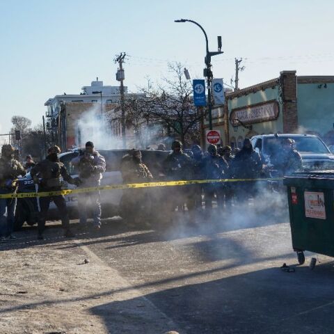 Ο κυβερνήτης της Μινεσότα ανακοίνωσε ότι πράκτορες της ICE πυροβόλησαν εν ψυχρώ έναν άνδρα 