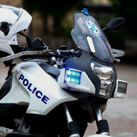 Συνελήφθη στη Θεσσαλονίκη 30χρονος που προσποιούνταν τον αστυνομικό, φέροντας αλεξίσφαιρο και μπλε φάρους στη μοτοσικλέτα του - Οδηγείται στον εισαγγελέα.