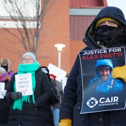 Βίντεο αποκαλύπτει ότι ο Άλεξ Πρέτι κρατούσε κινητό, όχι όπλο, όταν σκοτώθηκε από ομοσπονδιακούς στη Μινεάπολη, διαψεύδοντας τον Τραμπ.