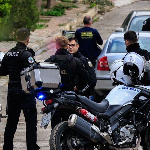 Άγρια πατροκτονία στη Γλυφάδα: Ενώ έσφαζε τον πατέρα του, έβαλε εκκλησιαστική μουσική για να μην ακούγονται οι κραυγές του