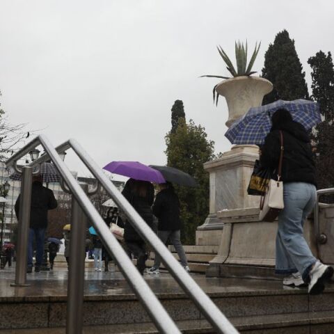 Καιρός: Βροχές και καταιγίδες τη Δευτέρα 26 Ιανουαρίου σε Αττική, Μακεδονία και Αιγαίο - Θυελλώδεις άνεμοι και χιόνια στα ορεινά, με τη θερμοκρασία σε πτώση.