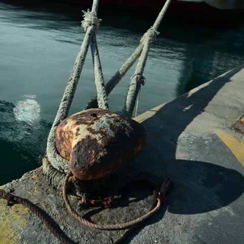 Κάβος στο λιμάνι το Πειραιά, όπου είναι δεμένο πλοίο