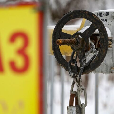 Η ΕΕ εγκρίνει την απαγόρευση εισαγωγών ρωσικού φυσικού αερίου έως το 2027, με στόχο πλήρη απεξάρτηση από τη Μόσχα παρά τις αντιδράσεις Ουγγαρίας και Σλοβακίας.