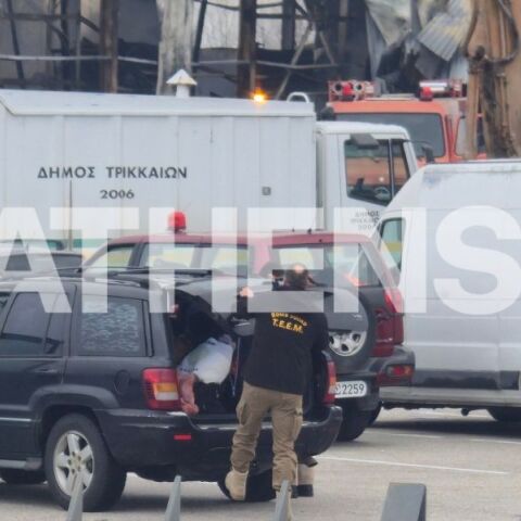 Τρίκαλα: Αδιάκοπες έρευνες των πυροσβεστών στη Βιολάντα για τον εντοπισμό της πέμπτης αγνοούμενης εργαζόμενης, μετά την τραγωδία στις εγκαταστάσεις.