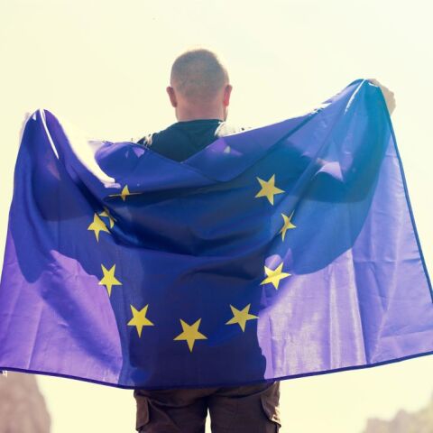 Ευρωπαίος διαδηλωτής με σημαία της ΕΕ