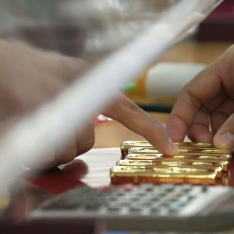 Ο χρυσός κατέγραψε ιστορικό ρεκόρ πάνω από τα 5.000 δολάρια, καθώς οι πολιτικές Τραμπ και η παγκόσμια αβεβαιότητα ενισχύουν τη ζήτηση ασφαλών επενδύσεων.