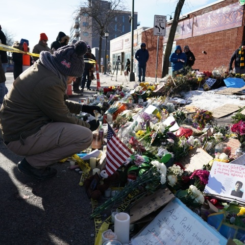 Λουλούδια στο σημείο της δολοφονίας του Άλεξ Πρέτι στη Μινεάπολη
