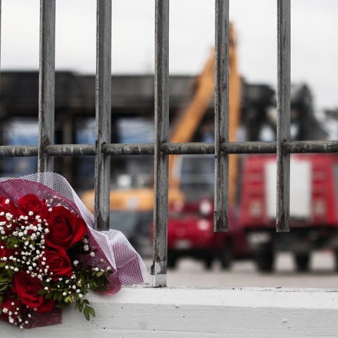 Λίγα λουλούδια για τα θύματα της τραγωδίας στη Βιολάντα