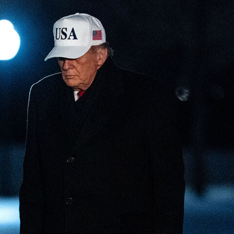 Δύο δολοφονίες, τα «τάγματα εφόδου» και η σημειολογική υποχώρηση του Τραμπ