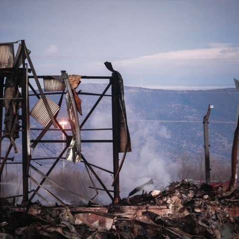 Συντρίμμια από την έκρηξη και τη φωτιά στην μπισκοτοβιομηχανία Βιολάντα