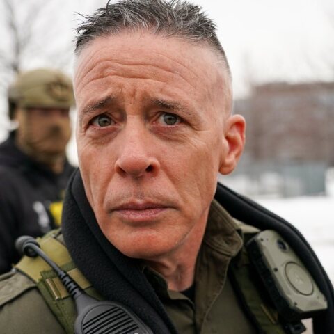 Η φίμωση του ισχυρού άντρασ του ICE, Γκρεγκ Μποβίνο 