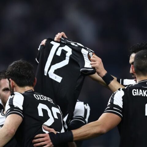 Λιόν-ΠΑΟΚ: 0-1 ο Γιακουμάκης, αλλά κανείς δεν πανηγύρισε – Ο Ζίβκοβιτς ύψωσε φανέλα στη μνήμη των επτά αδικοχαμένων φιλάθλων