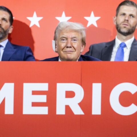 Ο Ντόναλντ Τραμπ και οι γιοι του ζητούν αποζημίωση 10 δισ. δολαρίων από το αμερικανικό κράτος, κατηγορώντας την εφορία για τη διαρροή οικονομικών δεδομένων.