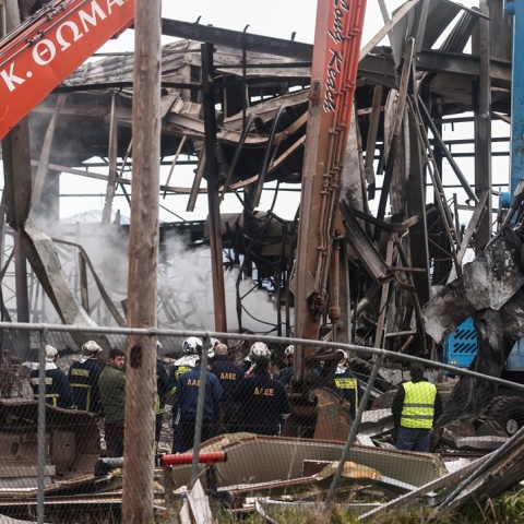 Συντρίμμια από την έκρηξη και τη φωτιά στην μπισκοτοβιομηχανία Βιολάντα