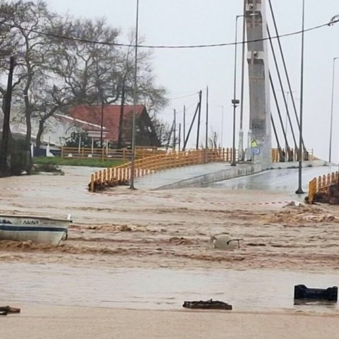 Προβλήματα από την κακοκαιρία σε Θεσσαλία, Φθιώτιδα και Χίο - Οι δρόμοι μετατράπηκαν σε ποτάμια