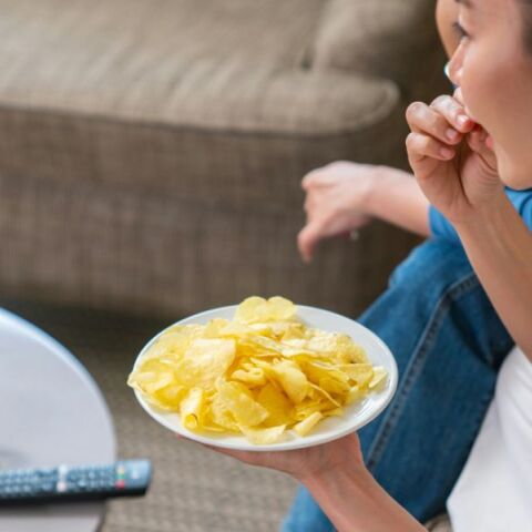 Μελέτη προειδοποιεί ότι τα υπερεπεξεργασμένα τρόφιμα προκαλούν εθισμό όπως τα τσιγάρα και απαιτούν αυστηρή κρατική ρύθμιση.