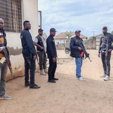 Ένοπλοι Νιγηριανοί αστυνομικοί μετά την επίθεση