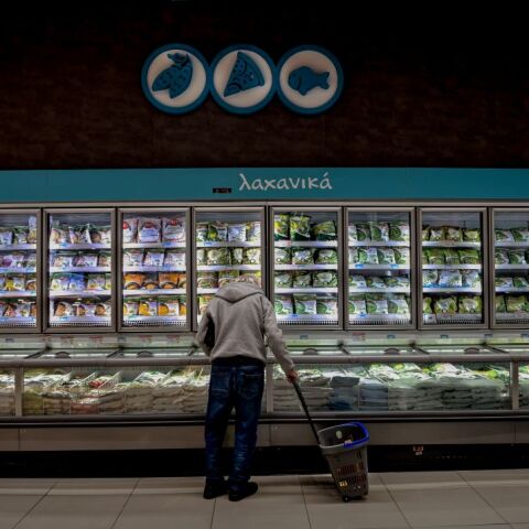 Καταναλωτής σε σούπερ μάρκετ