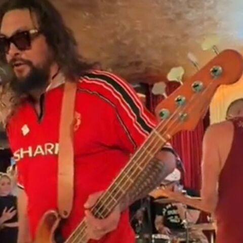 Ο Τζέισον Μομόα ανέβηκε σε σκηνή στο Μάντσεστερ και διασκεύασε Oasis, σε μια εμφάνιση που έγινε viral - Εξέπληξε τους θαμώνες τοπικού κλαμπ παίζοντας μπάσο