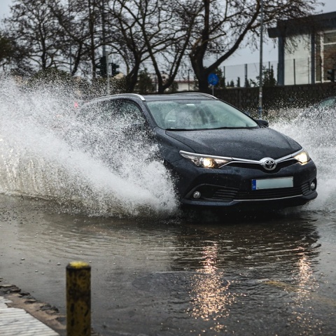 Αυτοκίνητο σε πλημμυρισμένο δρόμο εν μέσω καταιγίδας 