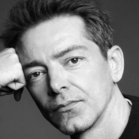 Ο Pieter Mulier είναι ο νέος δημιουργικός διευθυντής του Versace, σηματοδοτώντας μια νέα εποχή για τον οίκο μετά την αποχώρηση του Dario Vitale.