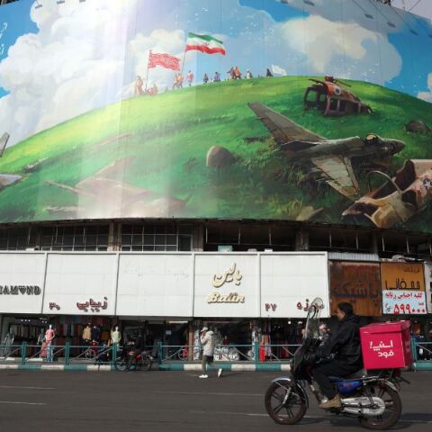 Κρίσιμες έμμεσες συνομιλίες ΗΠΑ-Ιράν στο Ομάν για τα πυρηνικά - Η Ουάσιγκτον απειλεί με νέα στρατιωτική επίθεση - Η Τεχεράνη ζητά εγγυήσεις