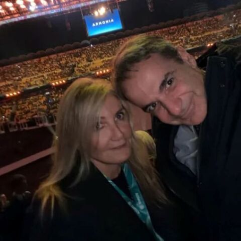 Ο Κυριάκος Μητσοτάκης με τη σύζυγό του Μαρέβα Γκραμπόφσκι Μητσοτάκη, στην τελετή έναρξης των Χειμερινών Ολυμπιακών Αγώνων στο Μιλάνο