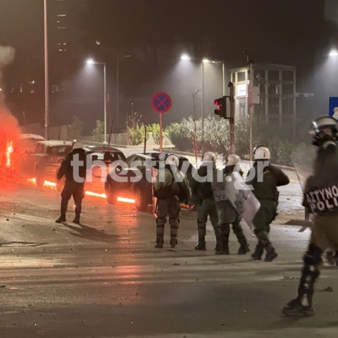 Εικόνα από τα επεισόδια έξω από το ΑΠΘ