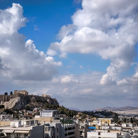 Σύννεφα πάνω από την Αθήνα