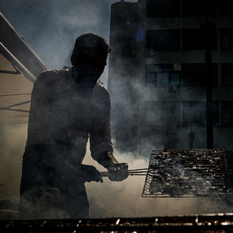 Άτομο που ψήνει στα κάρβουνα για την Τσικνοπέμπτη