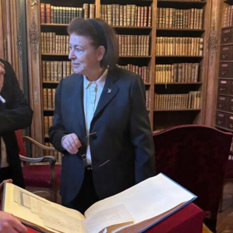 Η Λίνα Μενδώνη παρίσταται στην UNESCO για την πρώτη επέτειο της Παγκόσμιας Ημέρας Ελληνικής Γλώσσας και εγκαινιάζει έκθεση για τη μακραίωνη πορεία της.