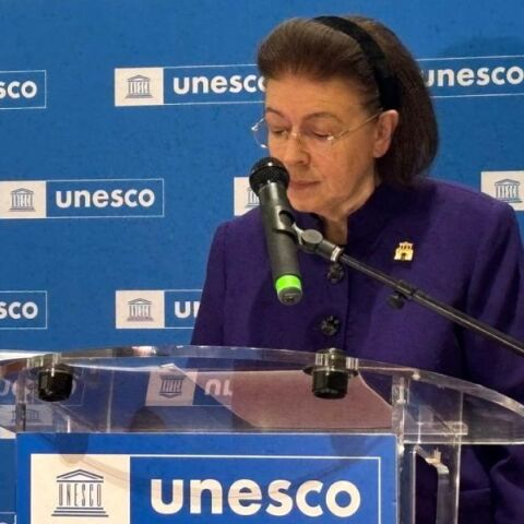 Η Λίνα Μενδώνη εγκαινίασε στην Unesco έκθεση για την ελληνική γλώσσα, αναδεικνύοντας τον ρόλο της ως θεμέλιο πολιτισμού και δημοκρατίας.