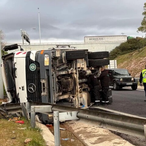 Τροχαίο με ανατροπή απορριμματοφόρου στην Περιφερειακή Αιγάλεω